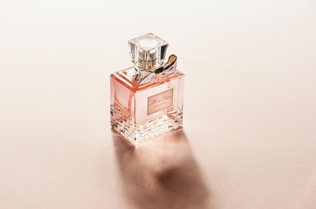 perfume, bottle, fragrance-2574073.jpg